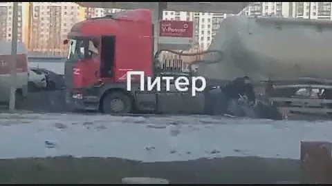 В Санкт-Петергубре противники войны начали бить водителя, который наклеил знаки Z на своё авто