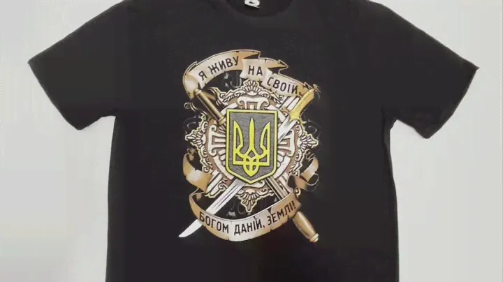 Патріотична чорна футболка з принтом Герб України та написом "Я живу на своїй, Богом даній землі"
