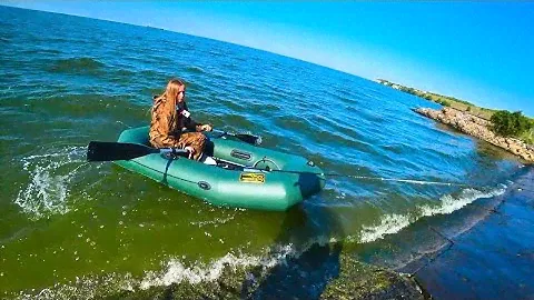 ПОЕХАЛА НА ЛОДКЕ В ВОЛНУ НА САЗАНЬЕ МЕСТО! Рыбалка на удочку. лодка Magnum Pro 240